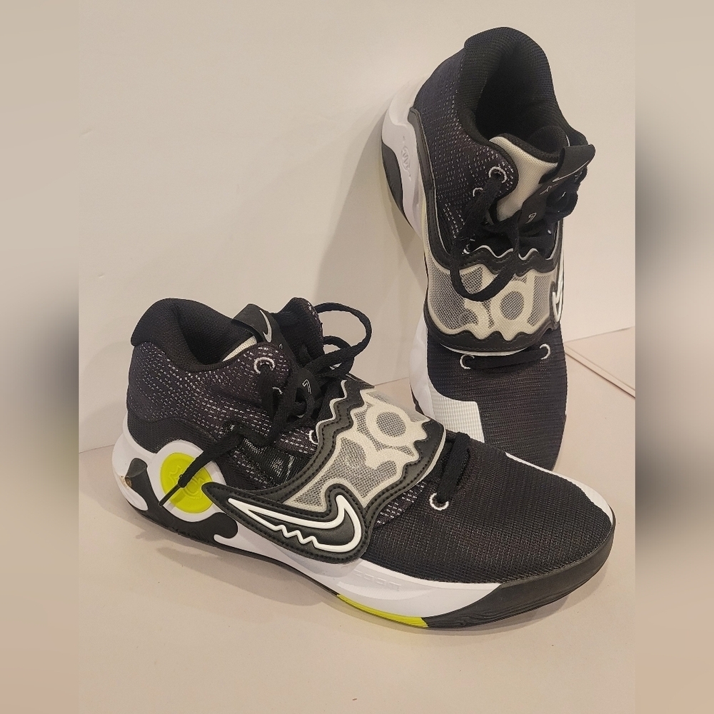 Nike KD Trey V, Size Men’s 10.5, Primary Colors are Black and white